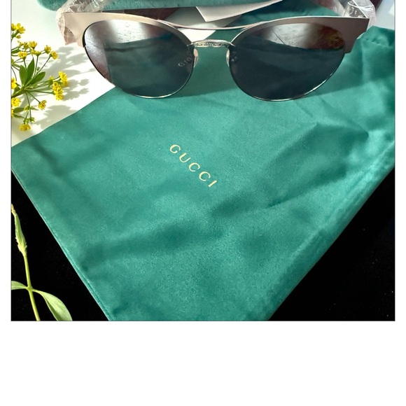 Gucci Silver and Black Sunglasses - Picture 2 of 6